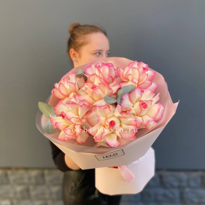 7 французских роз Джумилия с доставкой в Нижнем Тагиле