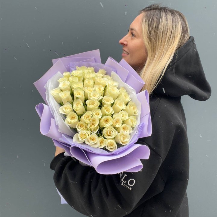 51 белая кенийская роза в оформлении в Нижнем Тагиле