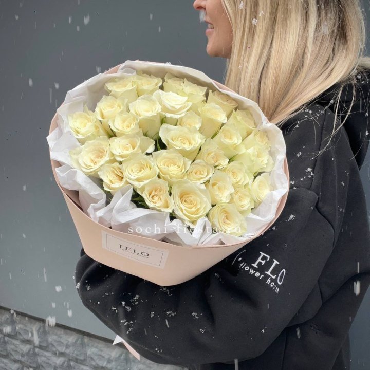 31 белая роза в оформлении в Нижнем Тагиле