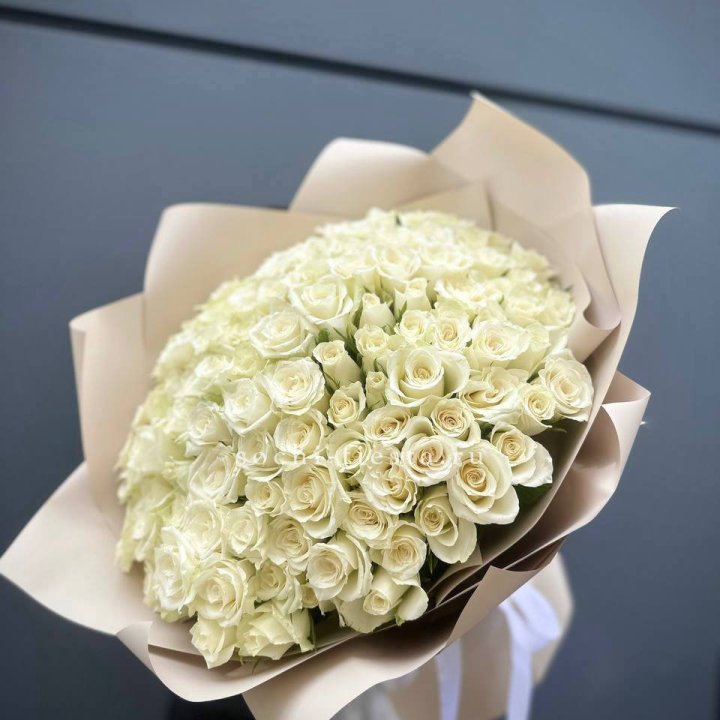 101 белая роза Атена в Нижнем Тагиле