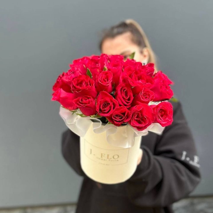 27 кенийских роз в боксе в Нижнем Тагиле