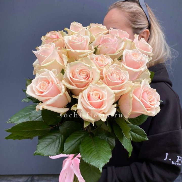 15  кремовых высоких роз с доставкой в Нижнем Тагиле