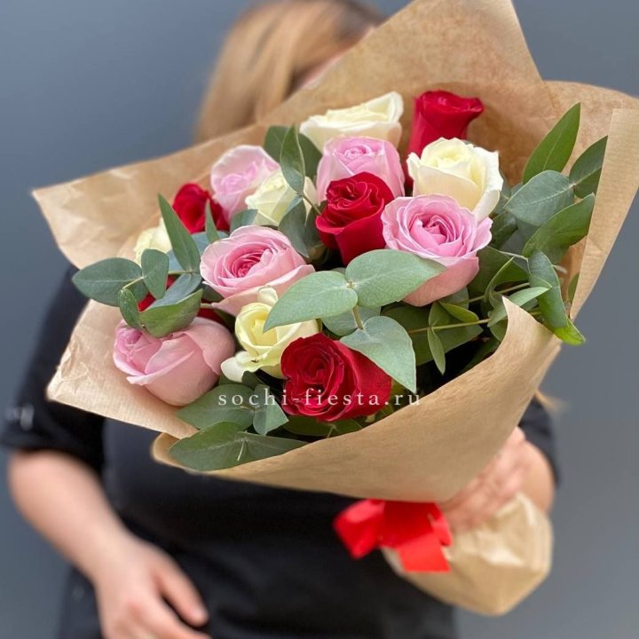 Букет из 15 роз с эвкалиптом в Нижнем Тагиле