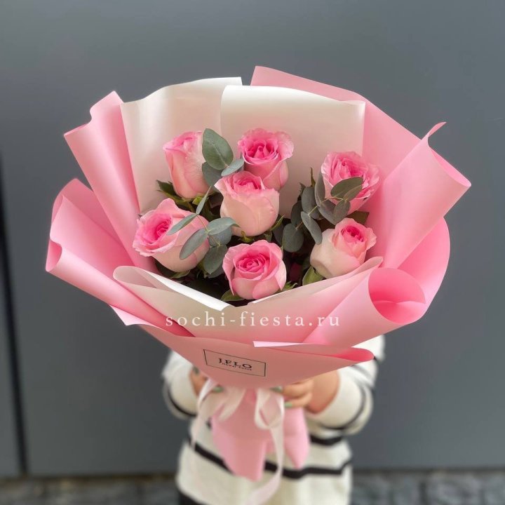 7 роз с эвкалиптом в Нижнем Тагиле