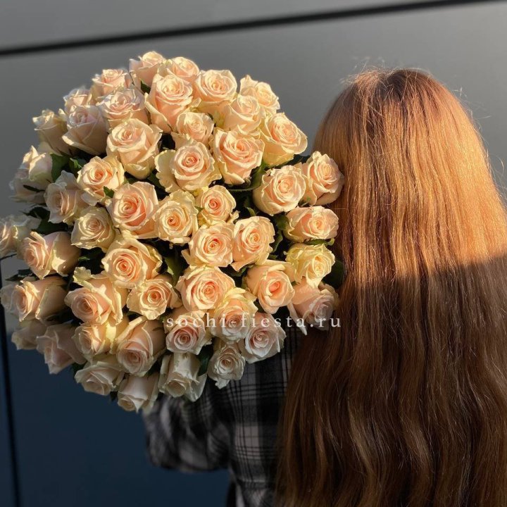 Охапка кремовых роз в Нижнем Тагиле