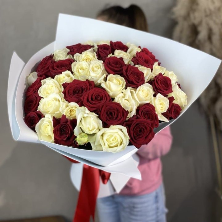 51 красная и белая роза в Нижнем Тагиле