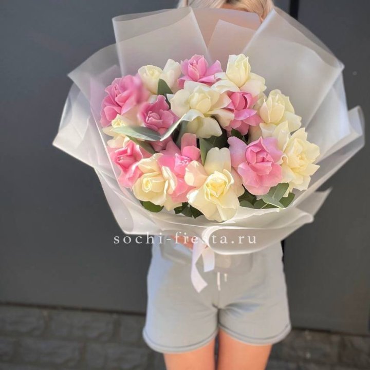 15 бело-розовых роз в Нижнем Тагиле