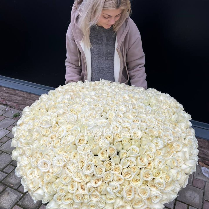 501 белая роза в корзине в Нижнем Тагиле