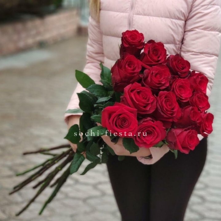 15 высоких красных роз в Нижнем Тагиле