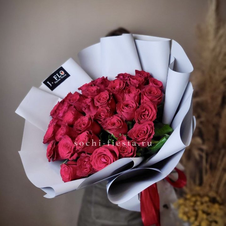 Красные розы 33 шт в Нижнем Тагиле