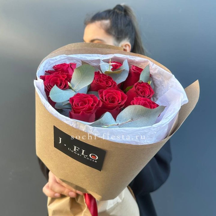 9 роз с эвкалиптом в Нижнем Тагиле