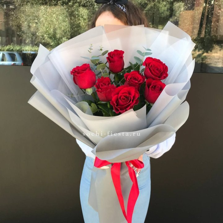 7 красных роз с эвкалиптом  в Нижнем Тагиле