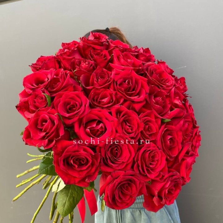 35 красных роз под ленту с доставкой в Нижнем Тагиле