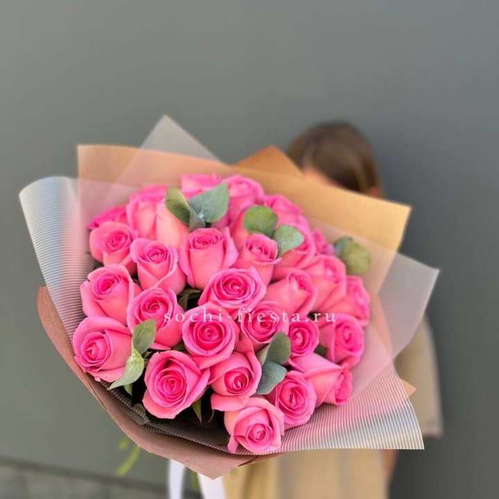 31 розовая роза с эвкалиптом в Нижнем Тагиле