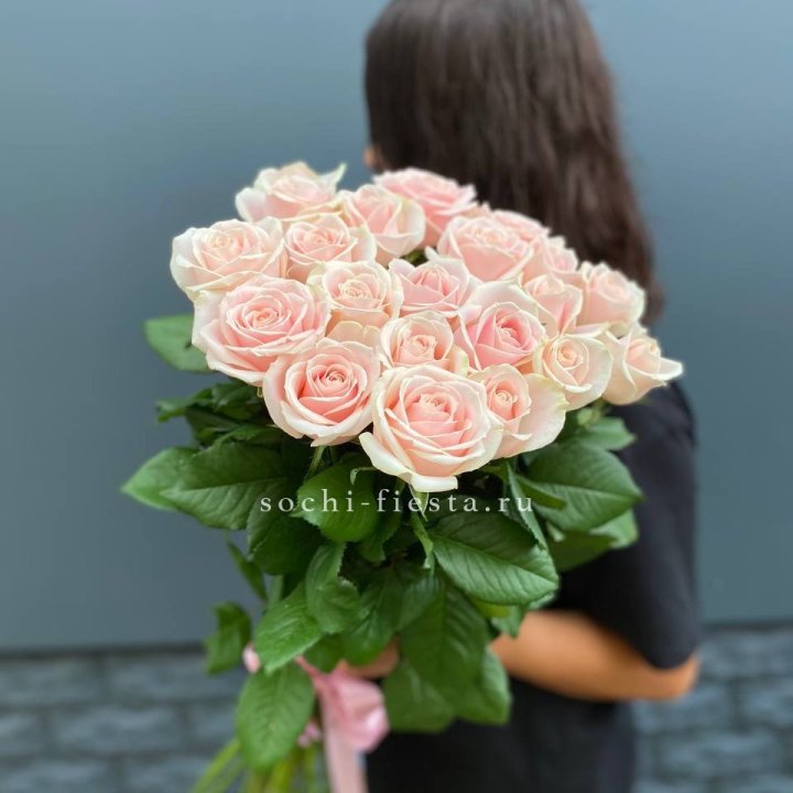 Высокие розовые розы в Нижнем Тагиле