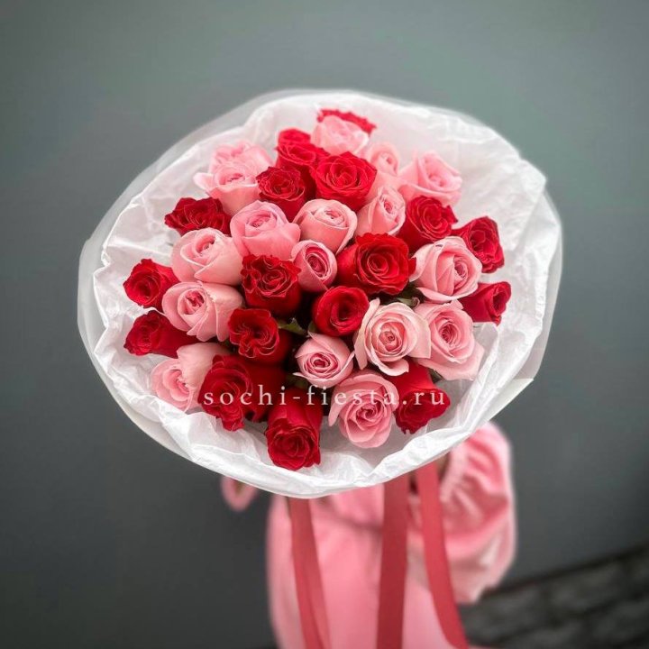Букет красных и розовых 35 роз в Нижнем Тагиле