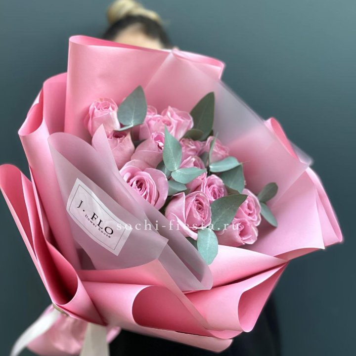 15 Розовых роз с эвкалиптом в Нижнем Тагиле