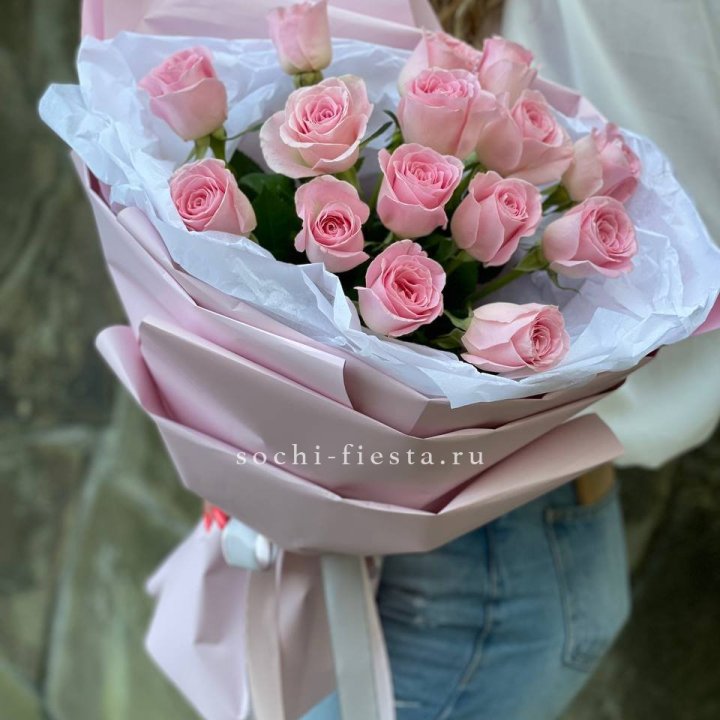 Розовые розы в авторском оформлении с доставкой в Нижнем Тагиле