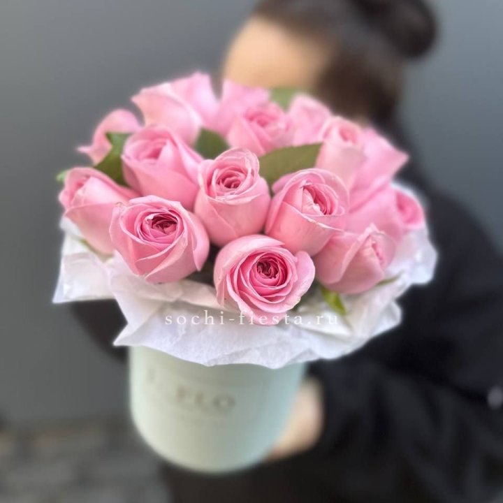 17 розовых роз в цилиндре в Нижнем Тагиле