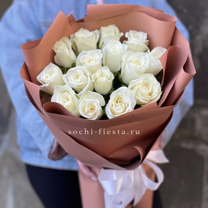 15 белых роз сиена в Нижнем Тагиле