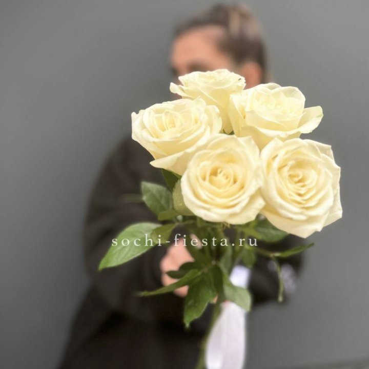 Букет 5 белых роз  в Нижнем Тагиле