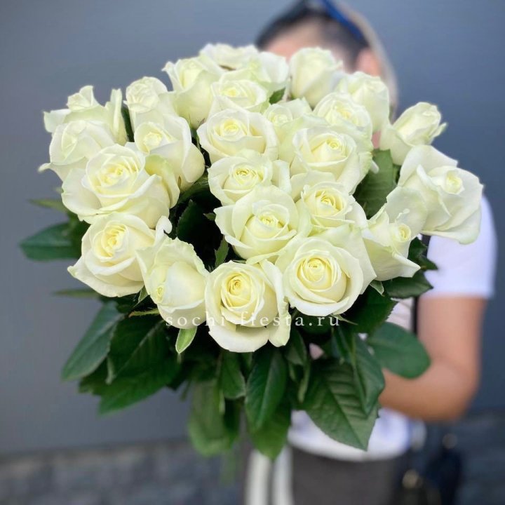 Голландские розы белые 25 с доставкой в Нижнем Тагиле