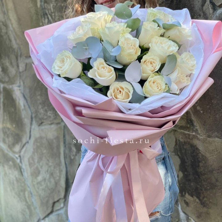 Белые розы в авторском оформлении с доставкой в Нижнем Тагиле