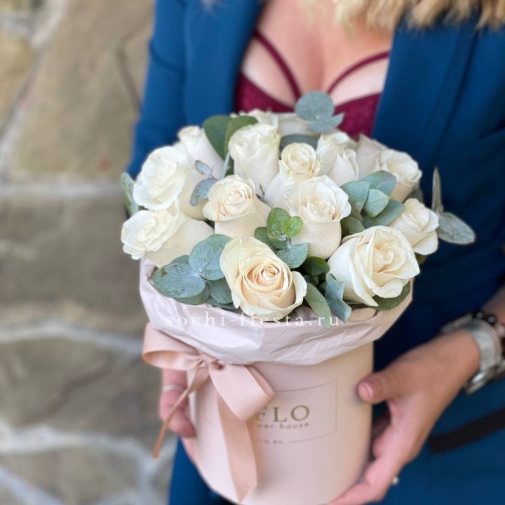 Цилиндр из белых роз в Нижнем Тагиле