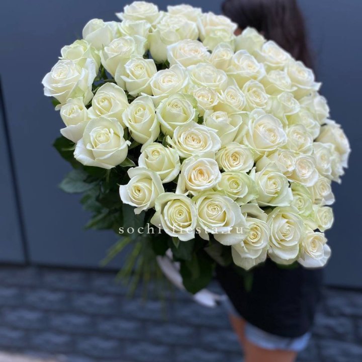 51 белоснежная высокая роза с доставкой в Нижнем Тагиле