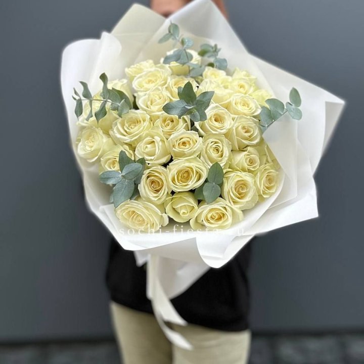 31 белая роза с эвкалиптом в Нижнем Тагиле