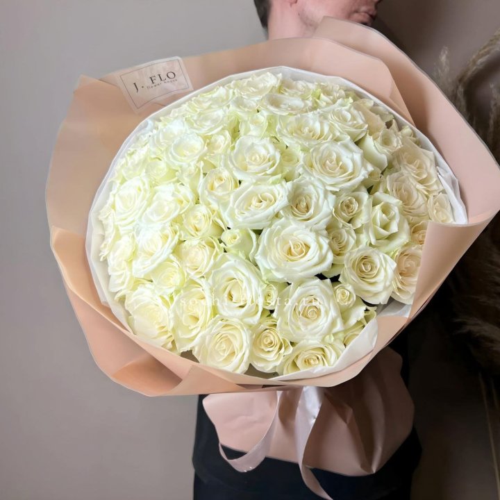 51 белая  роза в оформлении в Нижнем Тагиле