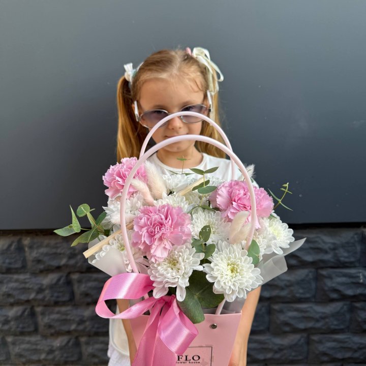 Сумочка из стойких хризантем и диантуса в Нижнем Тагиле