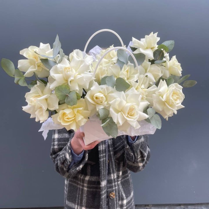 15 белых роз в сумочке в Нижнем Тагиле