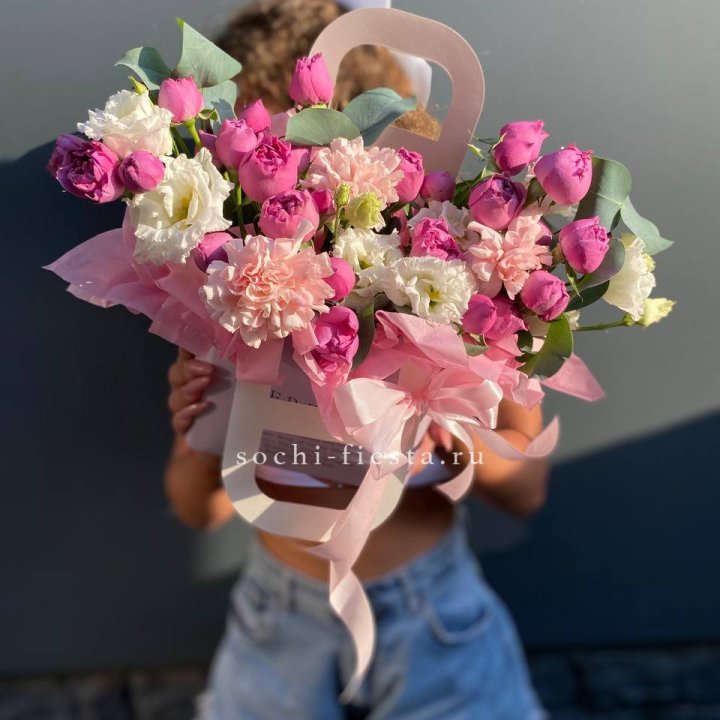 Сумочка с кустовой розой и диантусами в Нижнем Тагиле