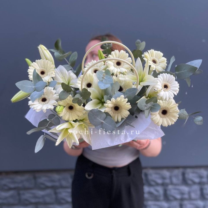 Сумочка лилии и герберы в Нижнем Тагиле