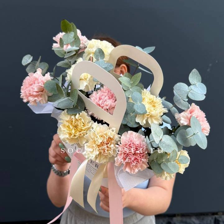 Сумочка из диантусов в Нижнем Тагиле