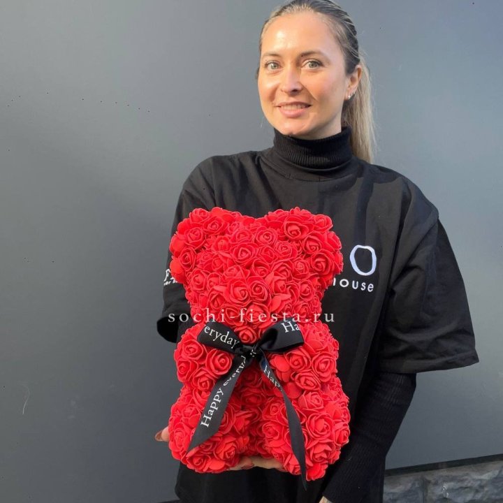 Медведь из роз красный в Нижнем Тагиле