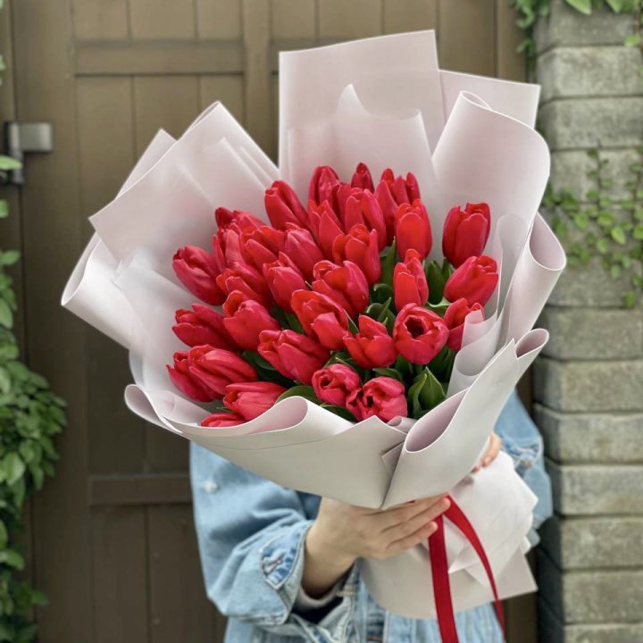 35 красных тюльпанов в Нижнем Тагиле